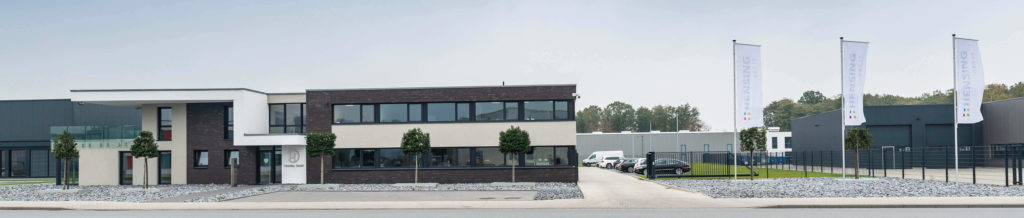 Hensing GmbH Gebäude mit drei Fahnen